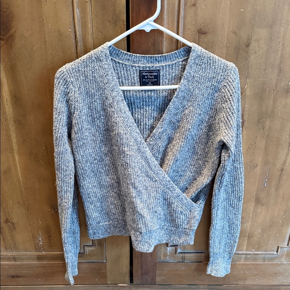 Abercrombie & Fitch Heathered Gray V-Neck Sweater